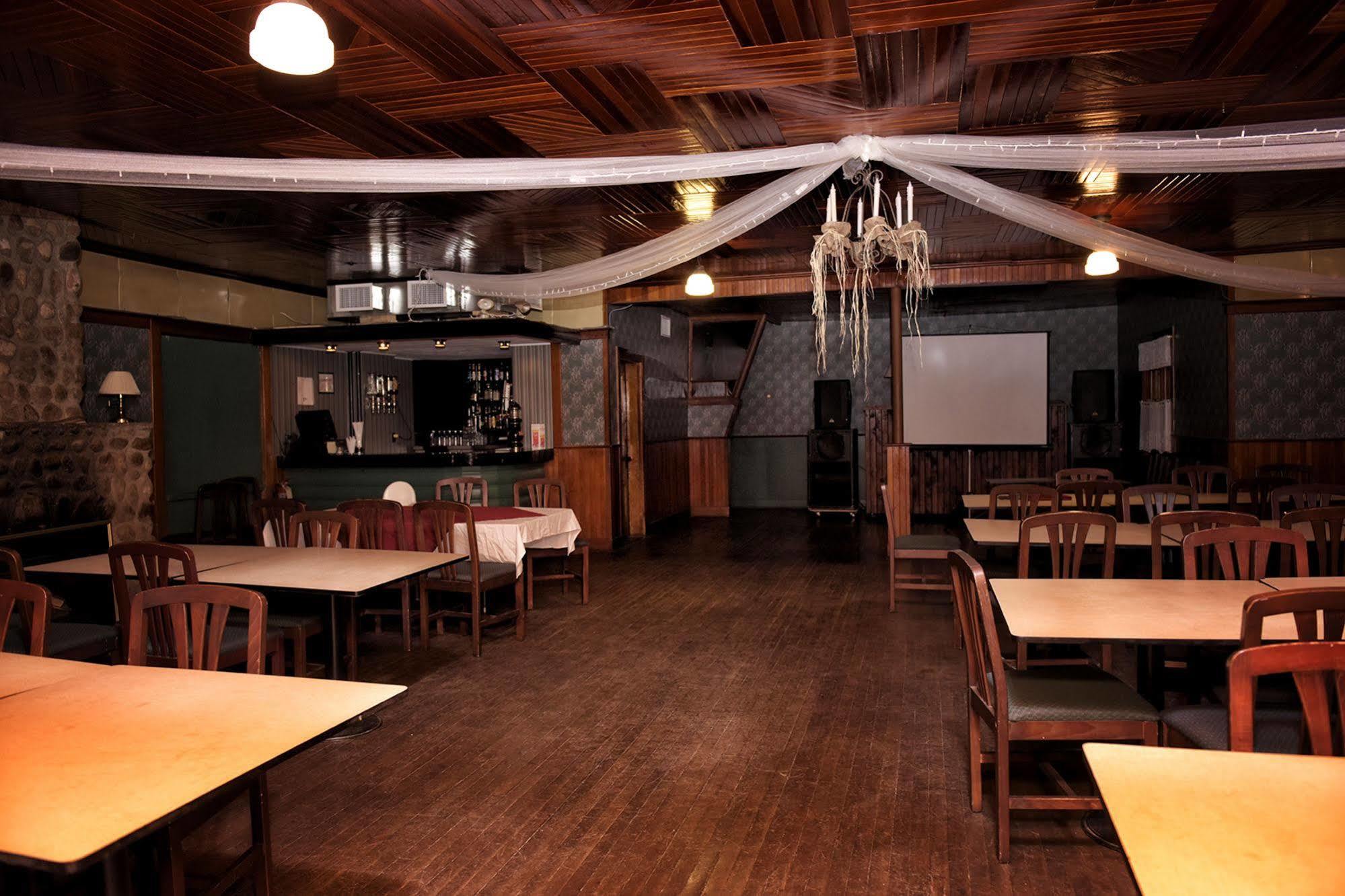 Pine Lodge Bristol Buitenkant foto
